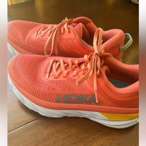 HOKA almost NEW, waiting for you! First 3 pictures are true color.